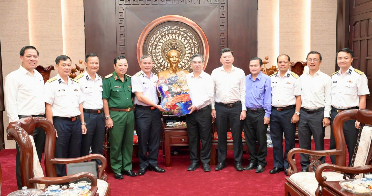 Đoàn công tác do Chuẩn Đô đốc Nguyễn Đăng Tiến, Chính ủy Vùng 3 Hải quân làm trưởng đoàn đã đến thăm, chúc Tết lãnh đạo TP Hồ Chí Minh