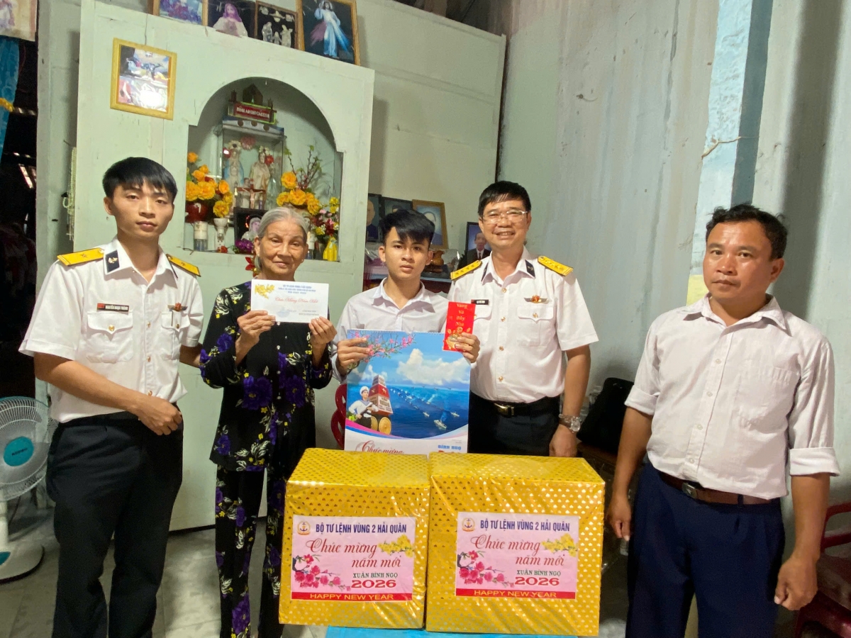 Cháu Hồ Minh Phú vui mừng vì được sự quan tâm từ các chú bộ đội Vùng 2 Hải quân