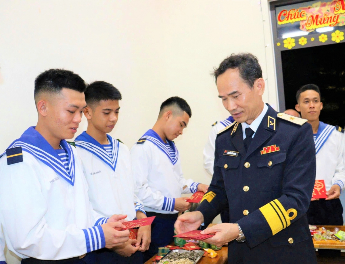 Chuẩn Đô đốc Nguyễn Hữu Thoan lì xì đầu năm cho các chiến sĩ Trung đội vệ binh, Văn Phòng