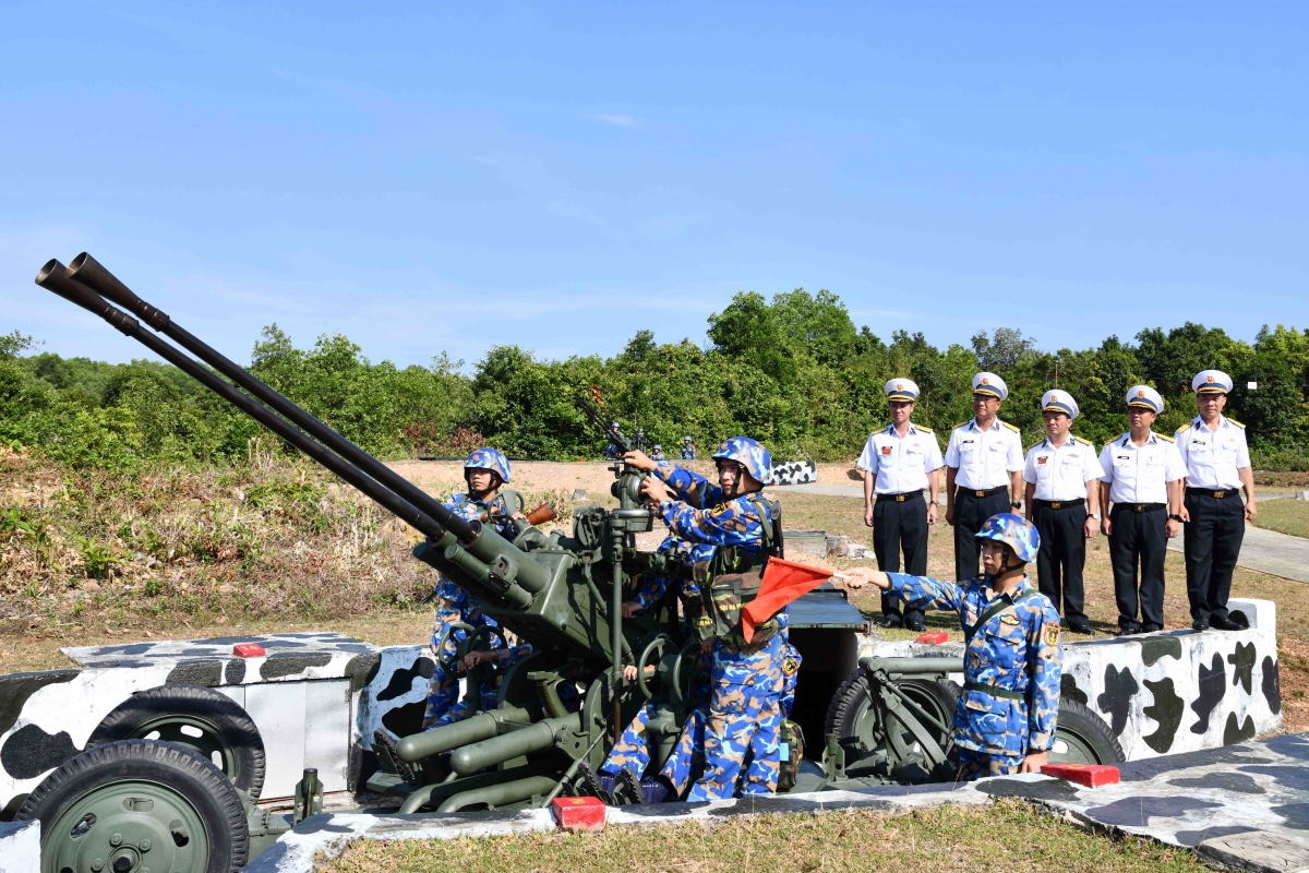 Đại tá Mai Đăng Danh (áo trắng, thứ nhất từ trái qua phải) kiểm tra cán bộ, chiến sĩ Đại đội 84, Tiểu đoàn 553 xử trí tình huống giả định