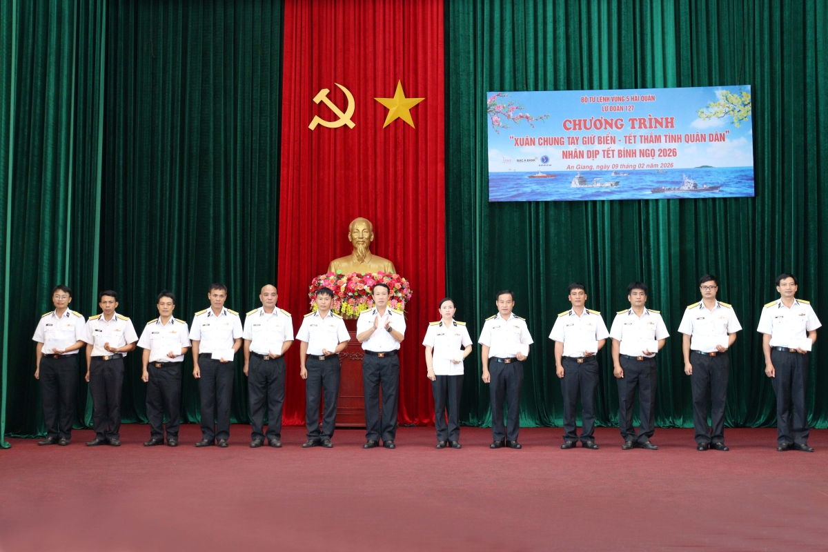 Đại tá Nguyễn Lương Khuyên tặng quà thân nhân thương binh trong đơn vị