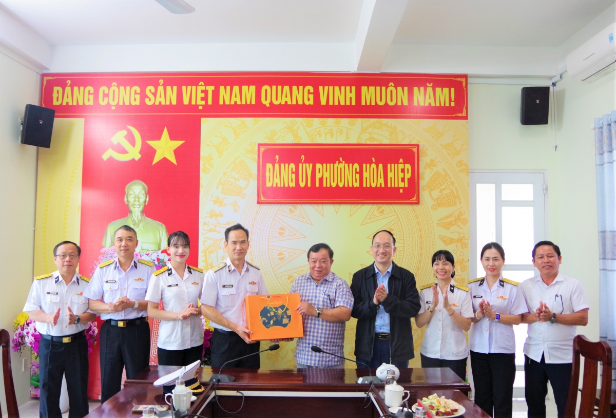 Đoàn công tác Học viện Hải quân tặng quà Tết cho Đảng ủy Phường Hòa Hiệp, tỉnh Đắk Lắk
