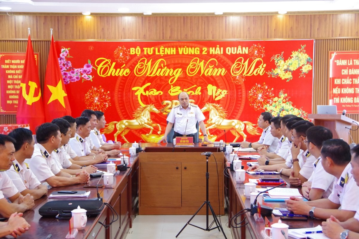Chuẩn Đô đốc Đỗ Văn Yên phát biểu tại buổi làm việc với Bộ Tư lệnh Vùng 2