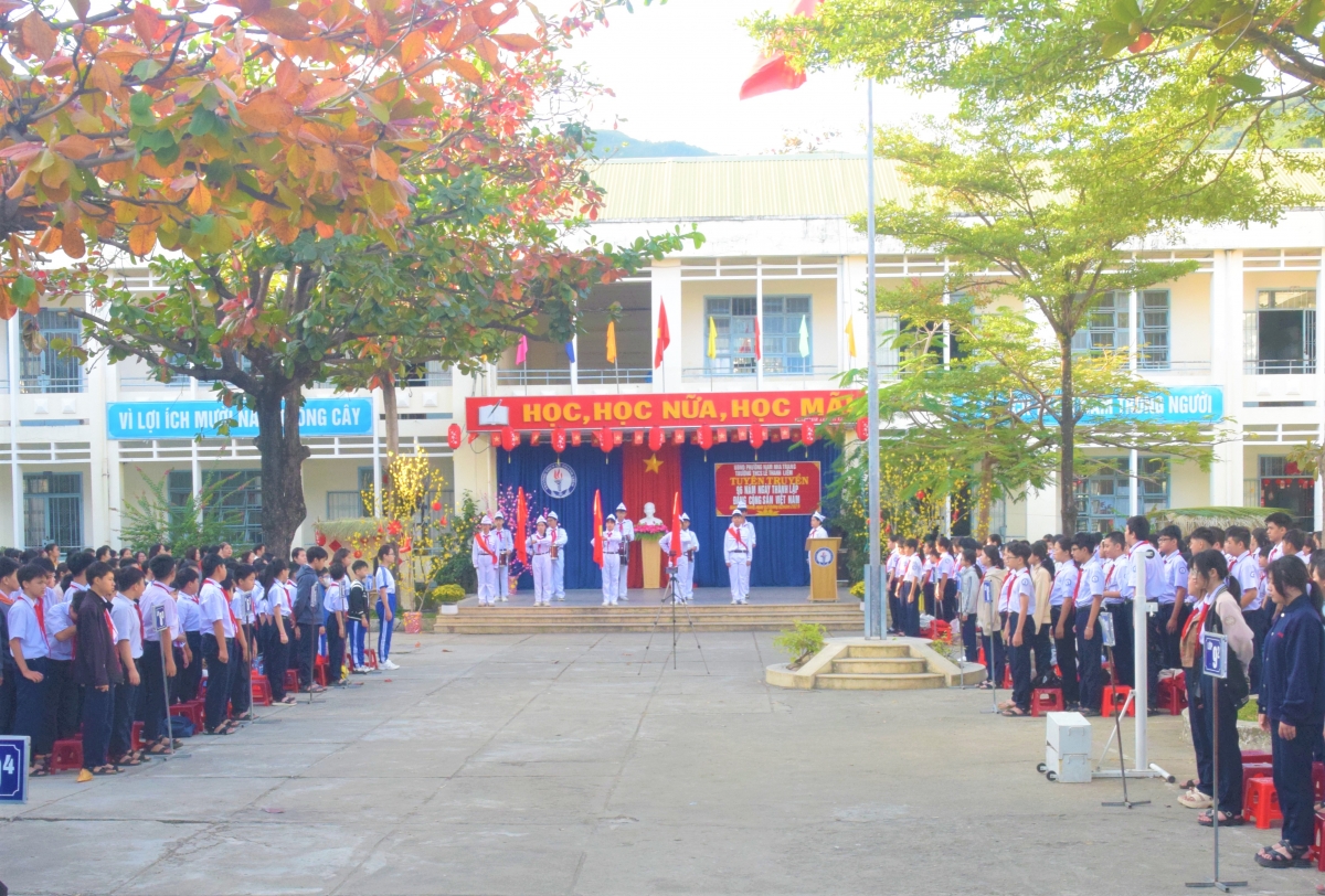Giáo viên, học sinh thực hiện nghĩ lễ chào cờ