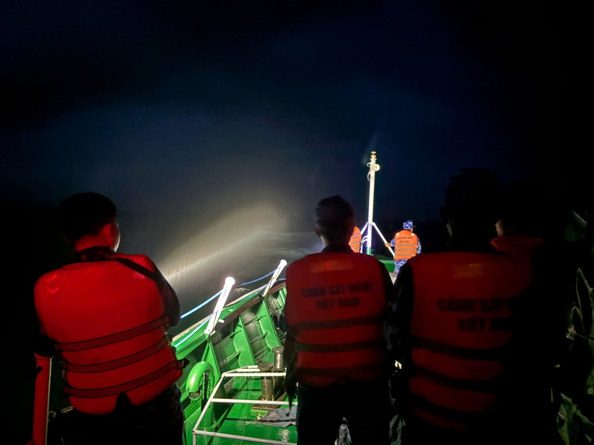 Cán bộ, chiến sĩ tàu CSB 3008 tìm kiếm tàu cá CM 99527-TS và các ngư dân bị nạn trong điều kiện đêm tối, mưa dông. Ảnh: CSB 4