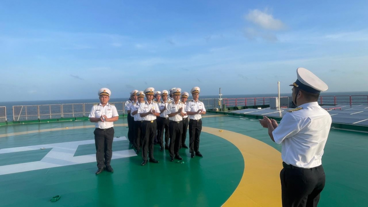 Chỉ huy trưởng nhà giàn chúc mừng năm mới CBCS