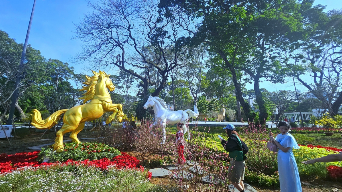 Các tiểu cảnh linh vật năm Ngọ thu hút đông đảo người dân và du khách dừng chân thưởng lãm (Ảnh Nguyễn Quang)