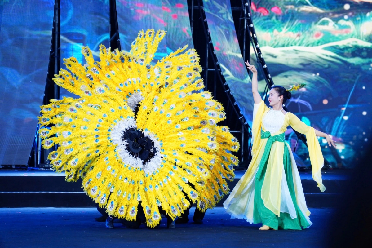 Mỗi ngày hội chợ tổ chức 3 ca biểu diễn nghệ thuật