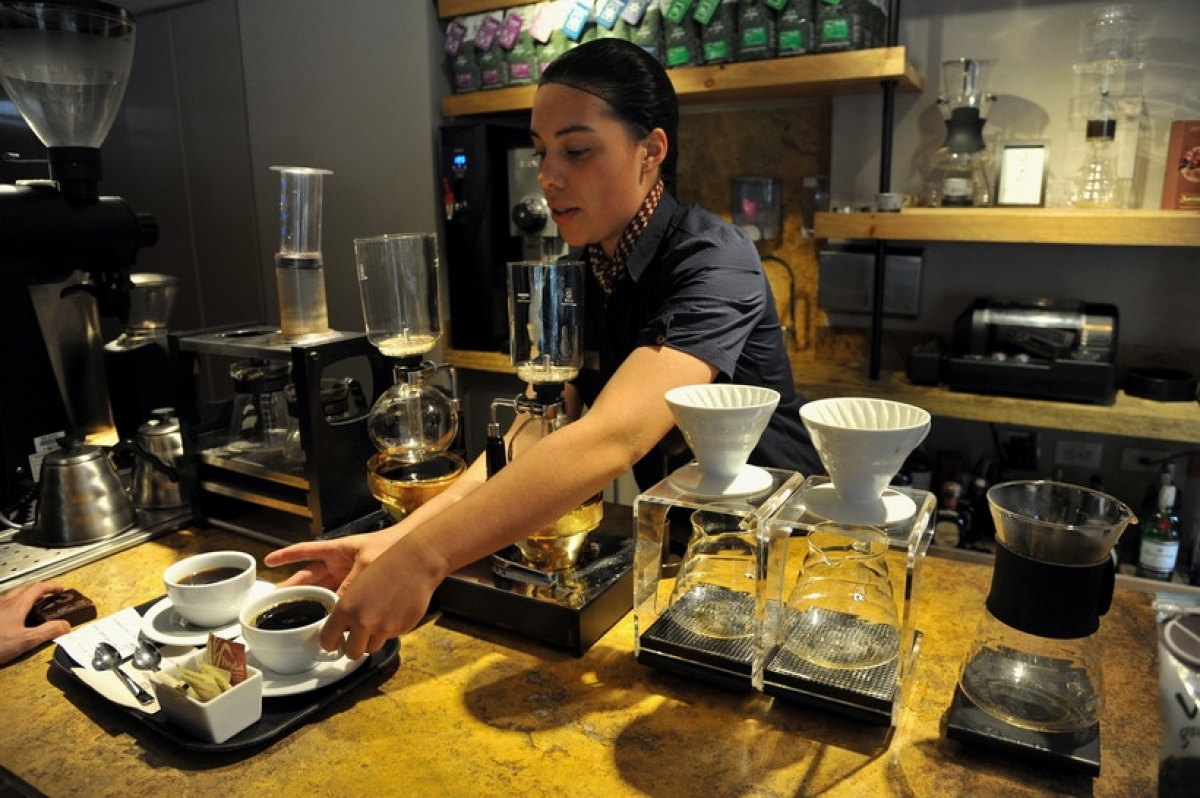 Càphê sữa đá của Việt Nam kết hợp giữa cà phê rang vừa hoặc đậm với đá và sữa đặc.