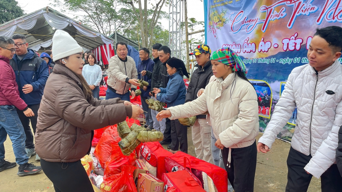 Những phần quà Tết góp phần giúp bà con có cái Tết đủ đầy hơn.