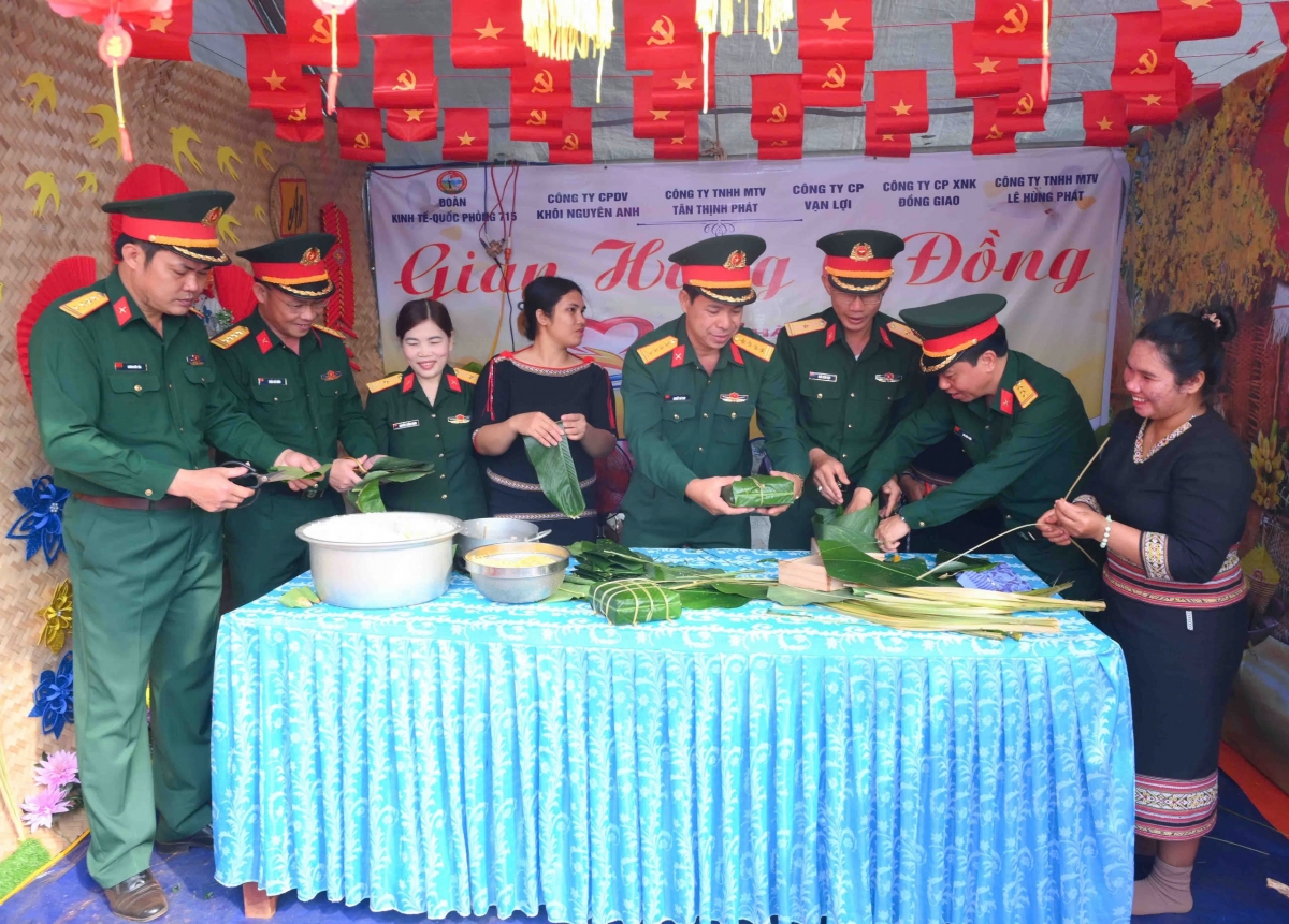 Bộ đội cùng nhân dân biên giới gói bánh chưng. (ảnh: Nguyễn Thảo)