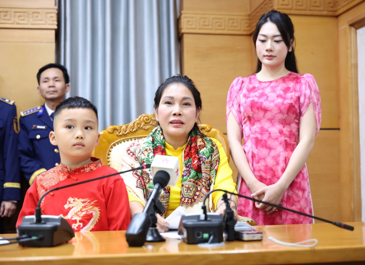 Mẹ đẻ đồng chí Thượng úy QNCN Nguyễn Tiến Thành - Nhân viên Radar tàu CSB 7011 gửi lời chúc mừng năm mới tới con trai và đồng đội của con