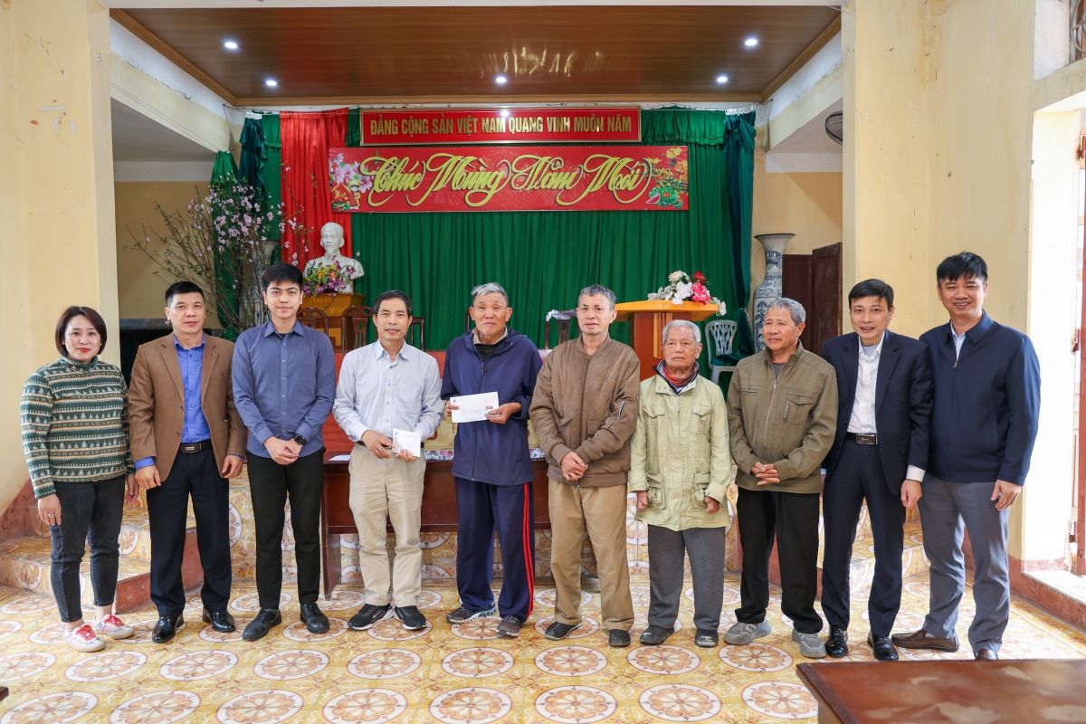 Mỗi dịp Tết đến xuân về, các y bác sỹ BV Da liễu Trung ương đều tổ chức các đoàn công tác thăm hỏi bệnh nhân và y bác sỹ BV Phong tại nhiều địa phương