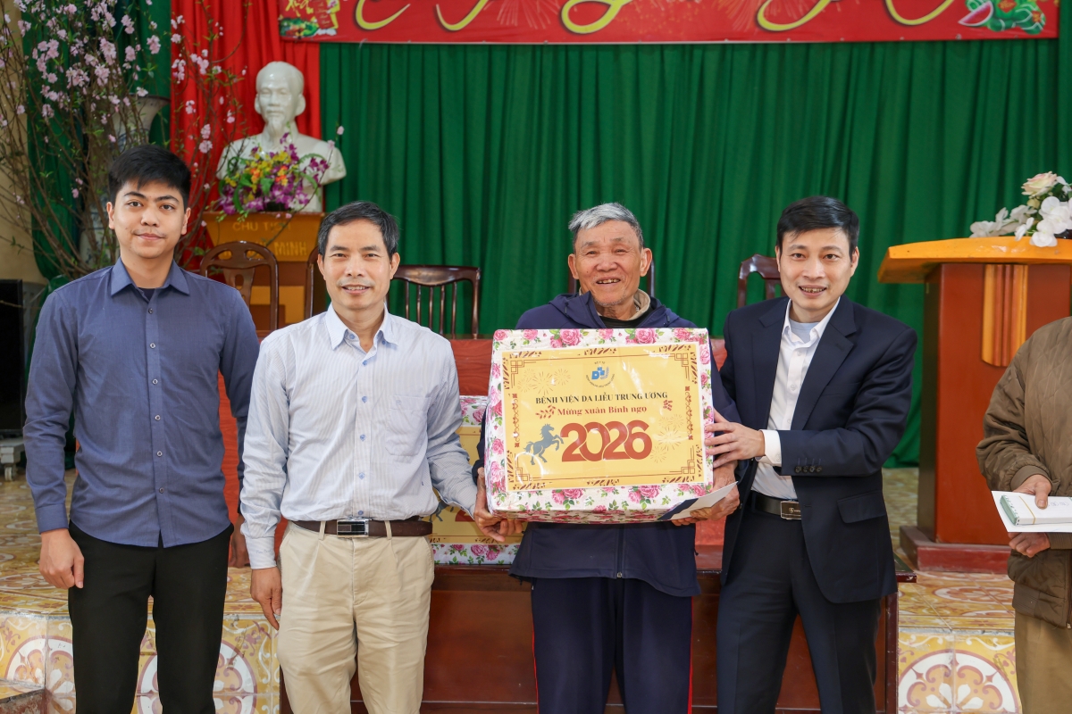 GS.TS Nguyễn Hữu Sáu, Phó Giám đốc BV Da liễu Trung ương và đại diện đoàn công tác của BV tặng quà cho đại diện người bệnh tại BV Phong Chí Linh