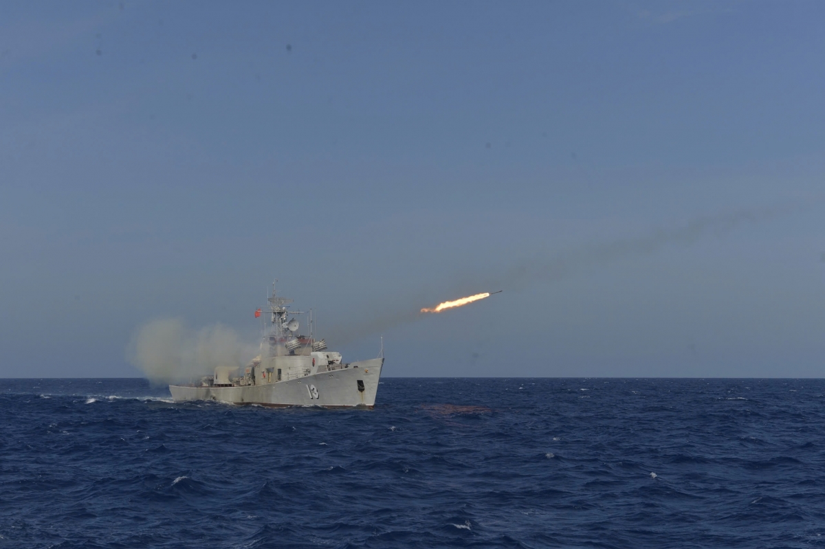 Tàu 13 của Lữ đoàn 171, Vùng 2 Hải quân tiêu diệt mục tiêu trên biển bằng bom phản lực