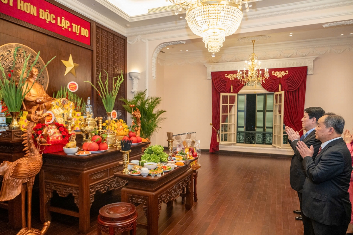 Chủ tịch nước Lương Cường dâng hương tưởng nhớ Chủ tịch Hồ Chí Minh tại Trụ sở làm việc Cơ quan Chủ tịch nước, tại số 2 Lê Thạch-Bắc Bộ Phủ