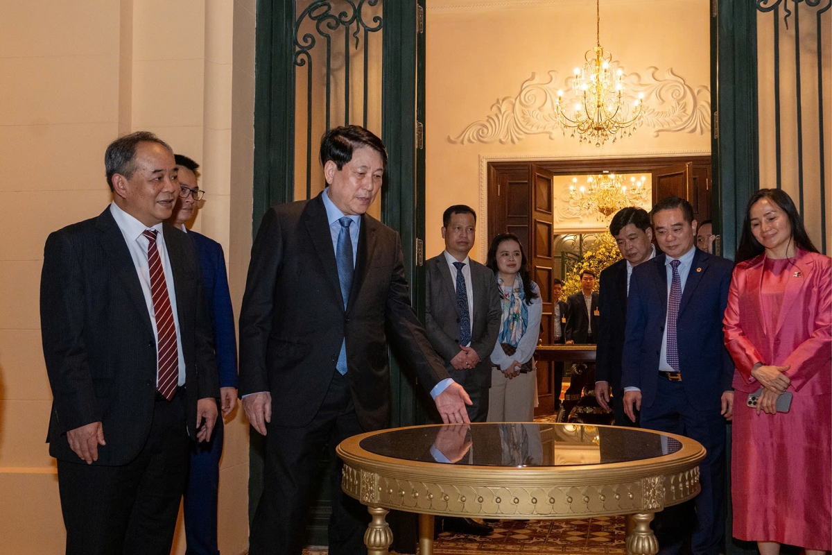 Chủ tịch nước Lương Cường và cán bộ, nhân viên Văn phòng Chủ tịch nước tại Trụ sở làm việc Cơ quan Chủ tịch nước, tại số 2 Lê Thạch-Bắc Bộ Phủ