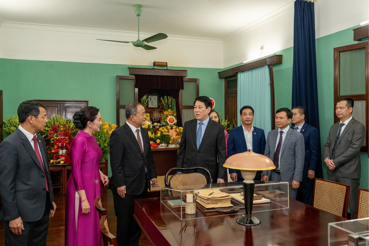 Chủ tịch nước Lương Cường nói chuyện với cán bộ, nhân viên khu di tích Chủ tịch Hồ Chí Minh