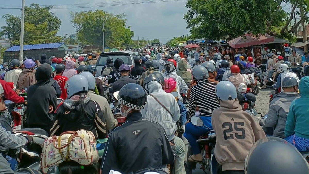 18h chiều chủ nhật (22/2), đường Quốc lộ N2 ra Quốc lộ 62 về TP.HCM vẫn nườm nượp người xe. Do lượng xe máy tăng đột biến, nhiều đoạn trở nên quá tải, dòng người nối đuôi nhau nhích từng chút một.