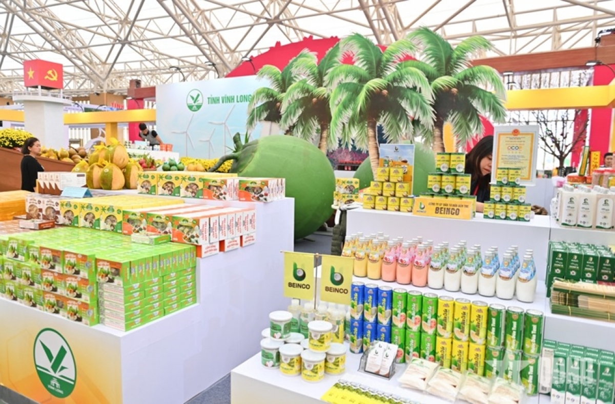 Hàng hóa tại hội chợ rất phong phú, nguồn gốc, xuất xứ rõ ràng nên người dân yên tâm khi lựa chọn.