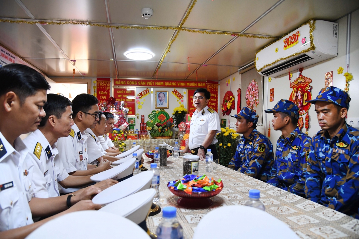 Chuẩn đô đốc Trịnh Xuân Tùng phát biểu tại buổi gặp mặt