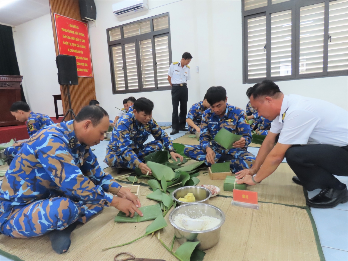 Quang cảnh hội thi gói bánh chưng