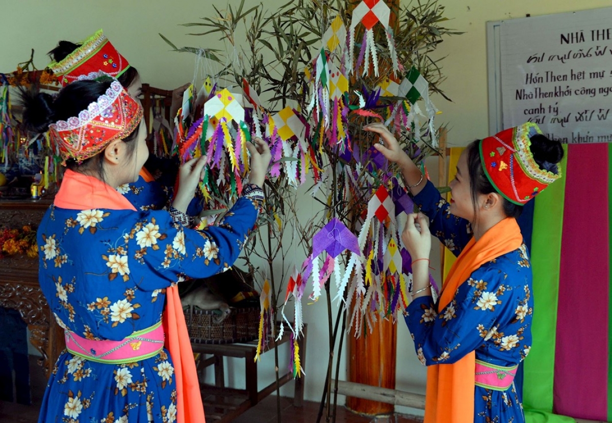 Tục hái lộc cầu may đầu năm của người dân vẫn được duy trì trong dịp tết.