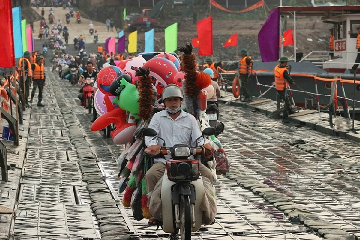 Hoàn tất việc lắp đặt cầu phao sông Lô, thuộc địa phận xã Đoan Hùng, tỉnh Phú Thọ