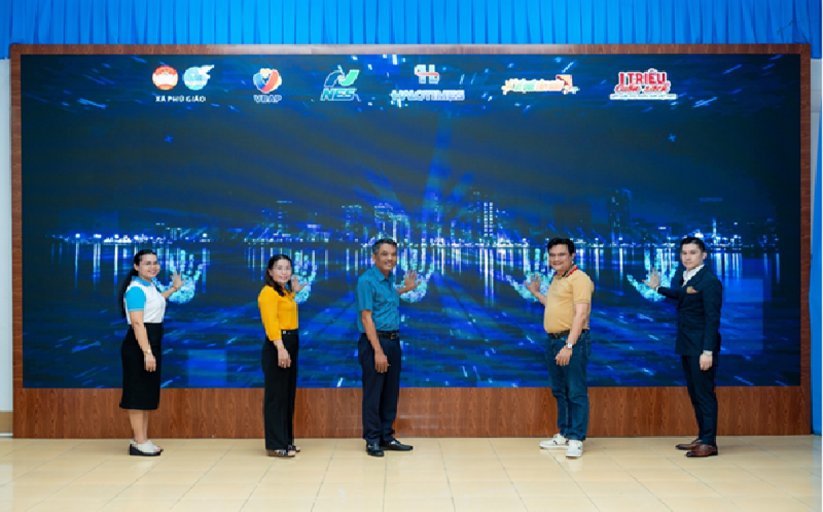 Các đại biểu thực hiện nghi thức trao tặng và kích hoạt Thư viện số. (Ảnh: BTC)