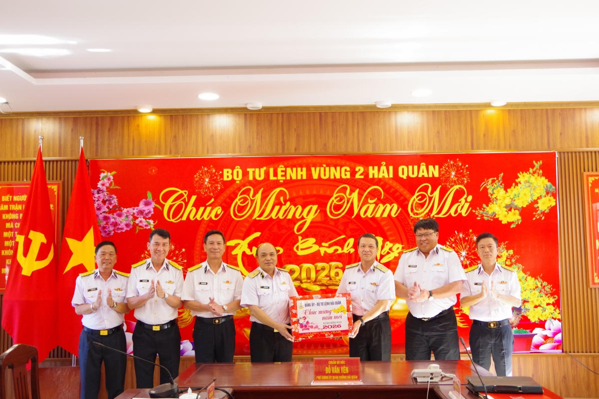 Chuẩn Đô đốc Đỗ Văn Yên tặng quà, chúc mừng năm mới Bộ Tư lệnh Vùng 2 Hải quân
