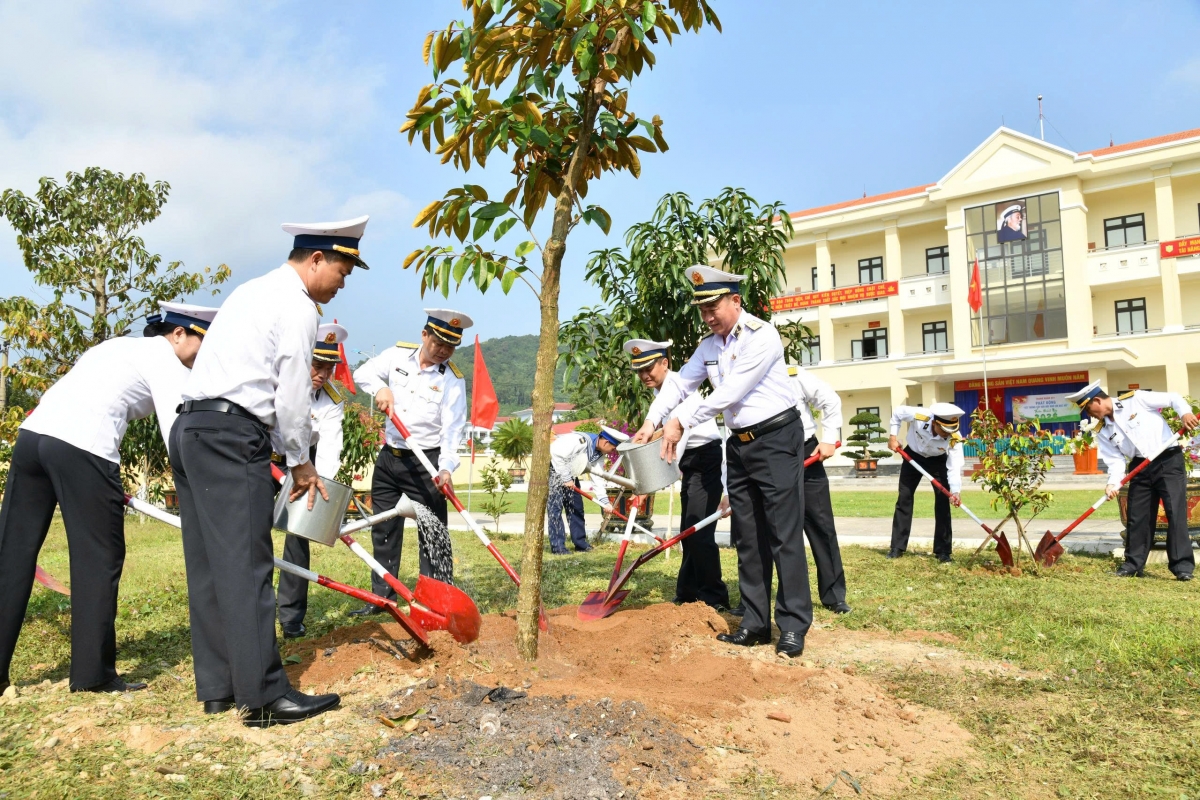 Chuẩn đô đốc Nguyễn Đăng Tiến, Bí thư Đảng ủy, Chính ủy Vùng 3 Hải quân cùng cán bộ, chiến sĩ trồng, chăm sóc cây tại Trung đoàn 351