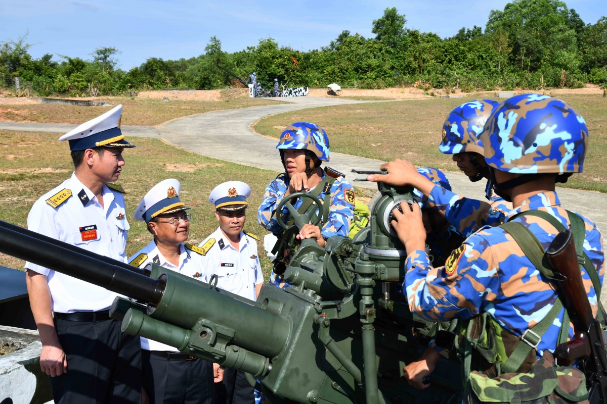 Đồng chí Tham mưu trưởng Vùng 5 Hải quân kiểm tra nhận thức của bộ đội về nhiệm vụ trực Tết