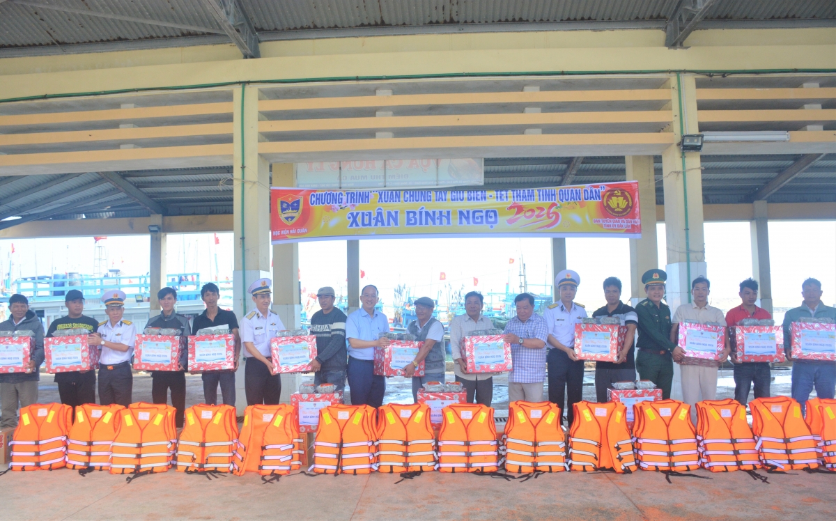 Học viện Hải quân tặng quà Tết, áo phao cho ngư dân tại Cảng cá Phú Lạc, phường Hòa hiệp, tỉnh Đắk Lắk