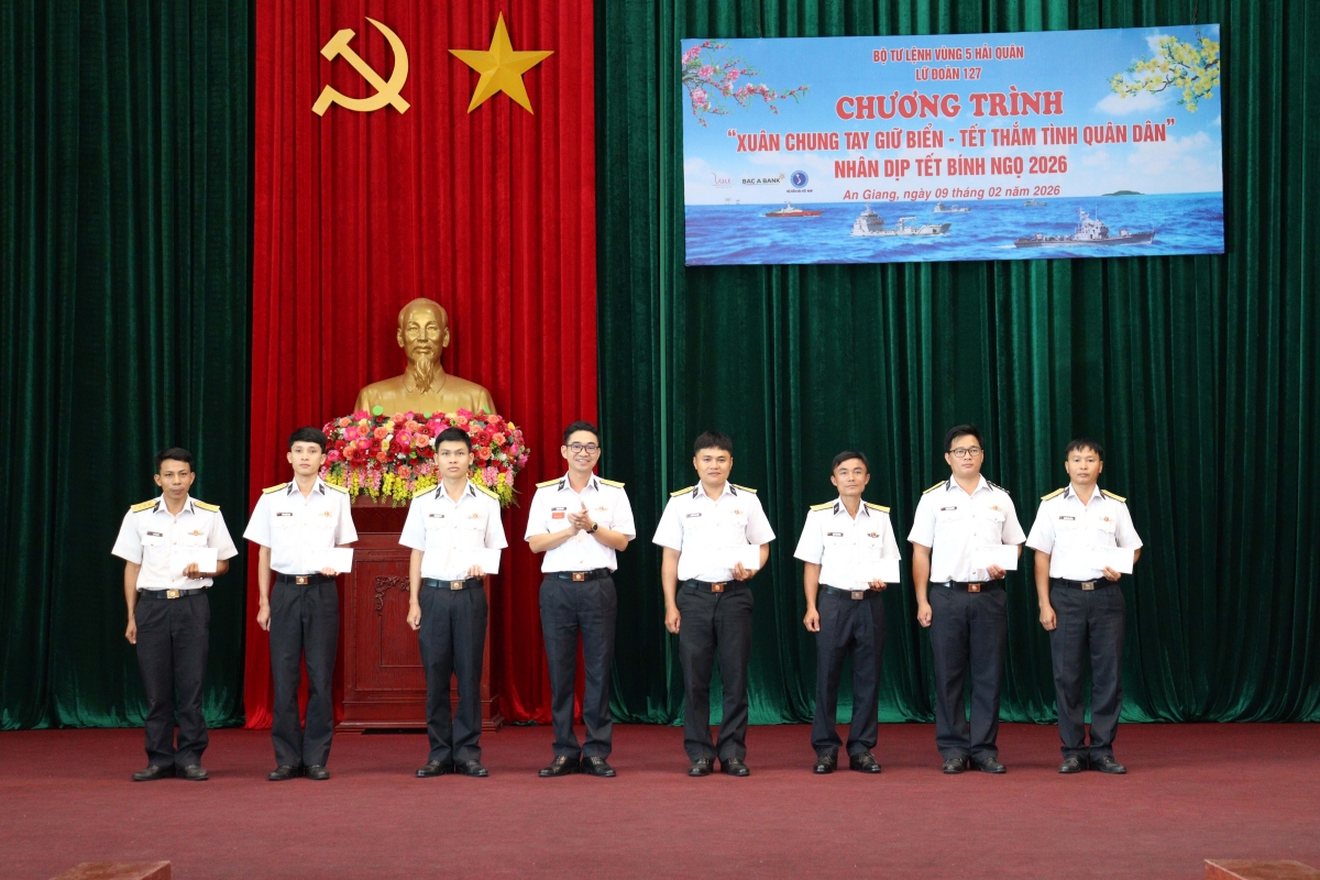 Trung tá Khúc Văn Hậu, Phó Lữ đoàn trưởng, Tham mưu trưởng Lữ đoàn 127 tặng quà quân nhân có hoàn cảnh khó khăn