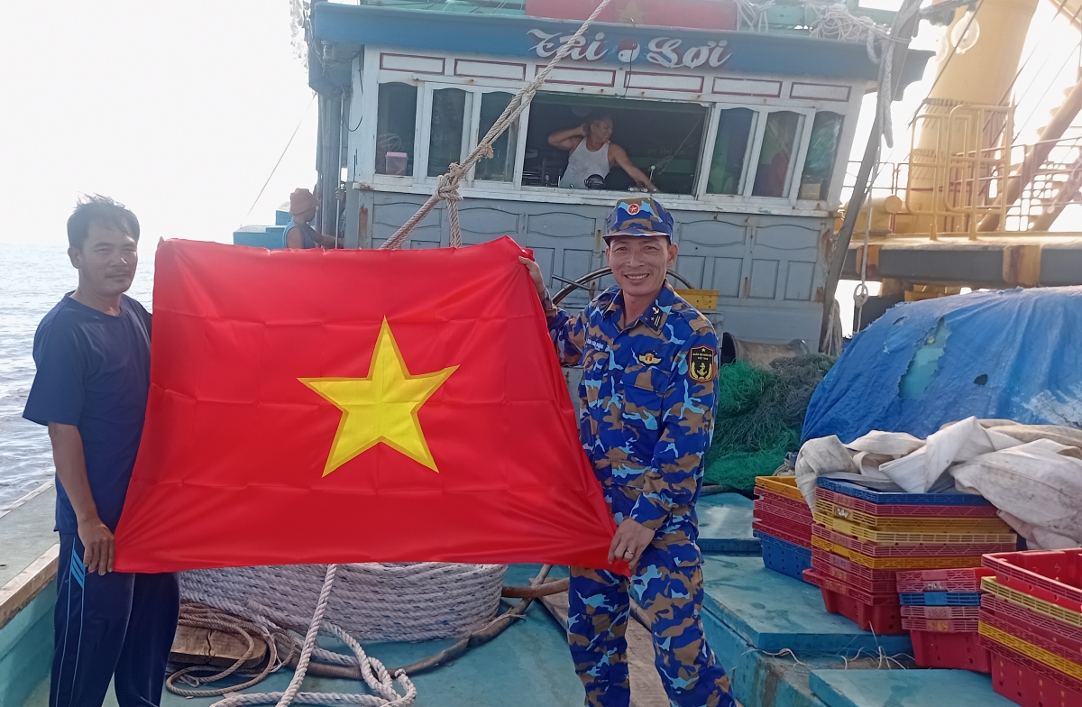 Trung tá Trần Văn Đông tặng cơ Tổ quốc cho ngư dân đánh bắt thủy, hải sản trên biển