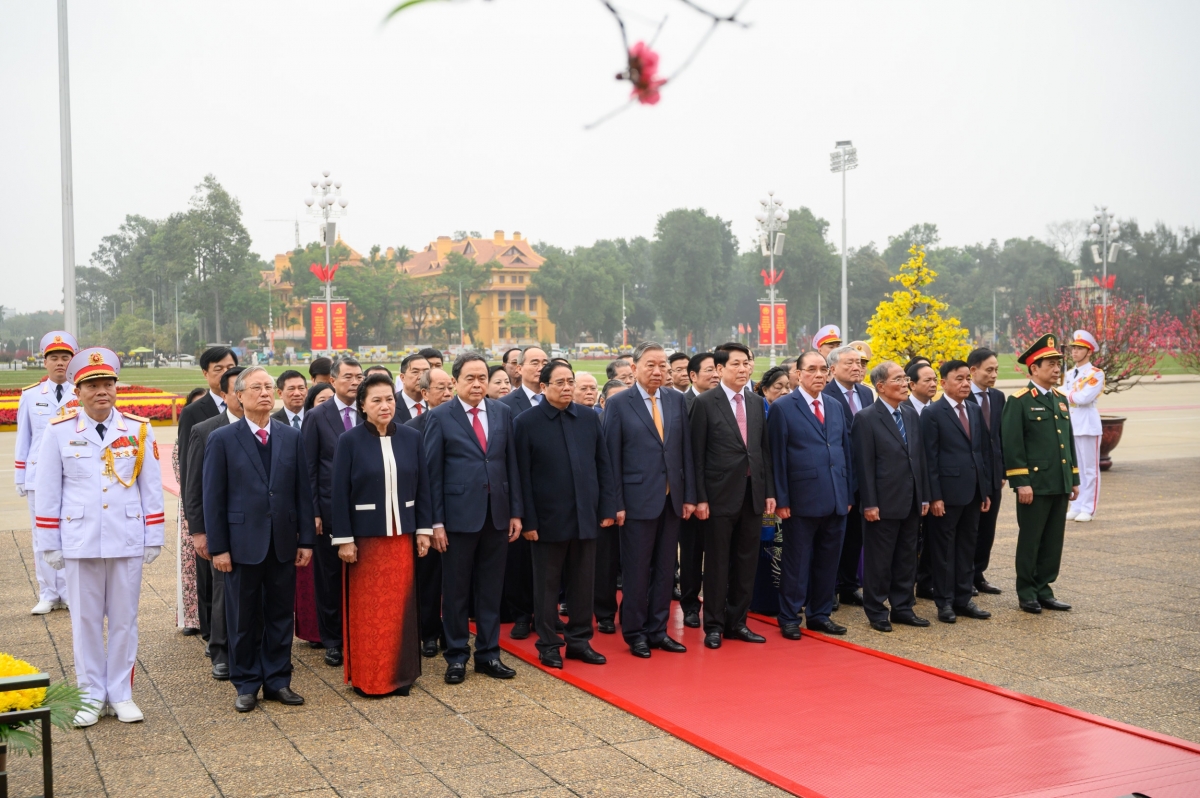 Đoàn đại biểu lãnh đạo, nguyên lãnh đạo Đảng, Nhà nước, Ủy ban Trung ương Mặt trận Tổ quốc Việt Nam vào Lăng viếng Chủ tịch Hồ Chí Minh. Ảnh: Phạm Thắng