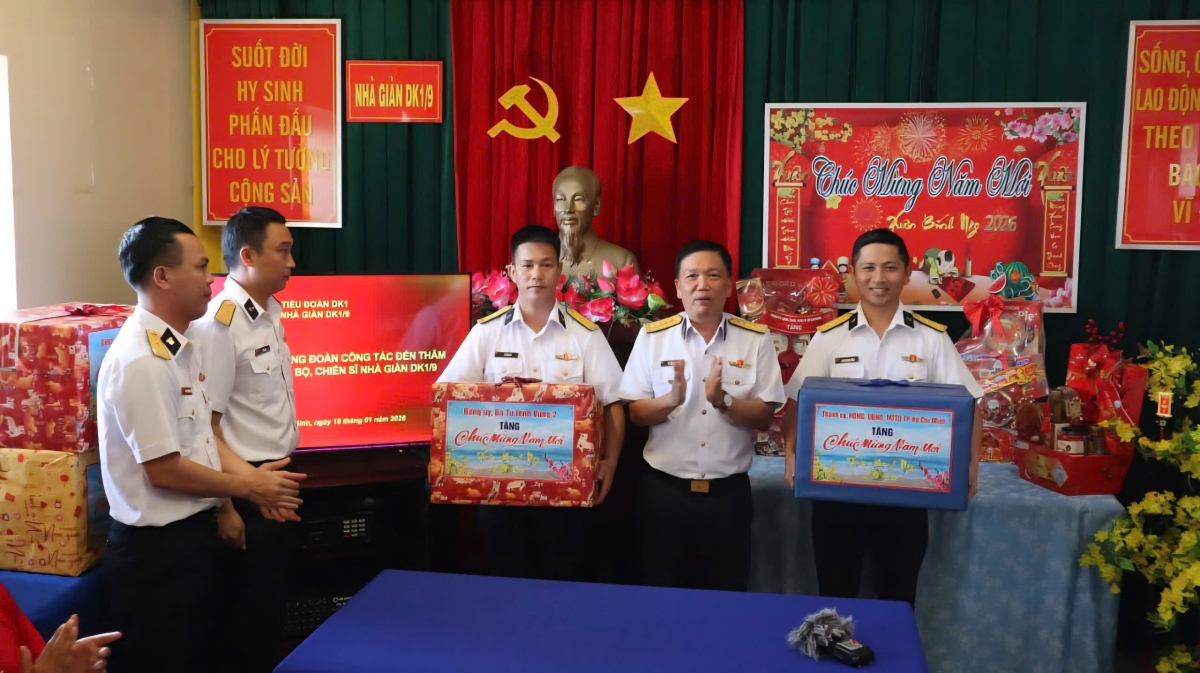 Đoàn công tác Vùng 2 Hải quân thăm, động viên, chúc Tết CBCS nhà giàn