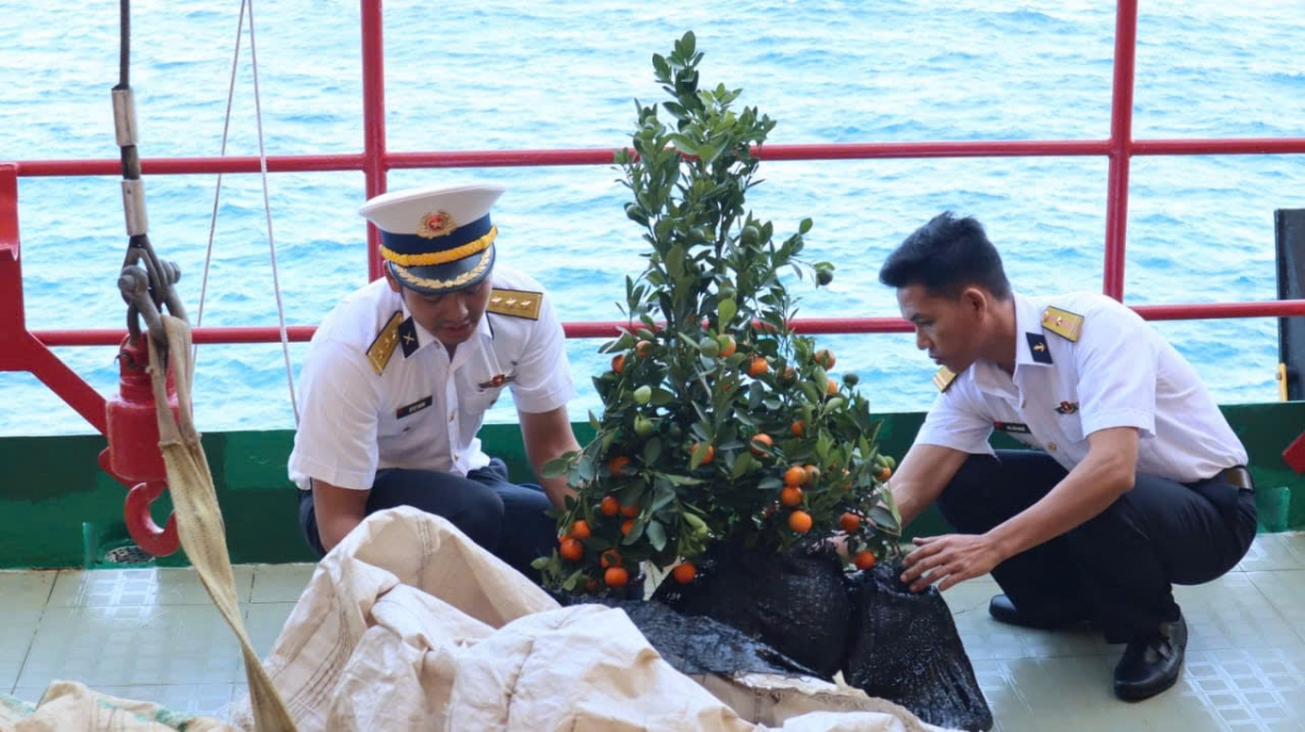 CBCS nhà giàn DK1 nhận quà Tết từ đất liền gửi ra