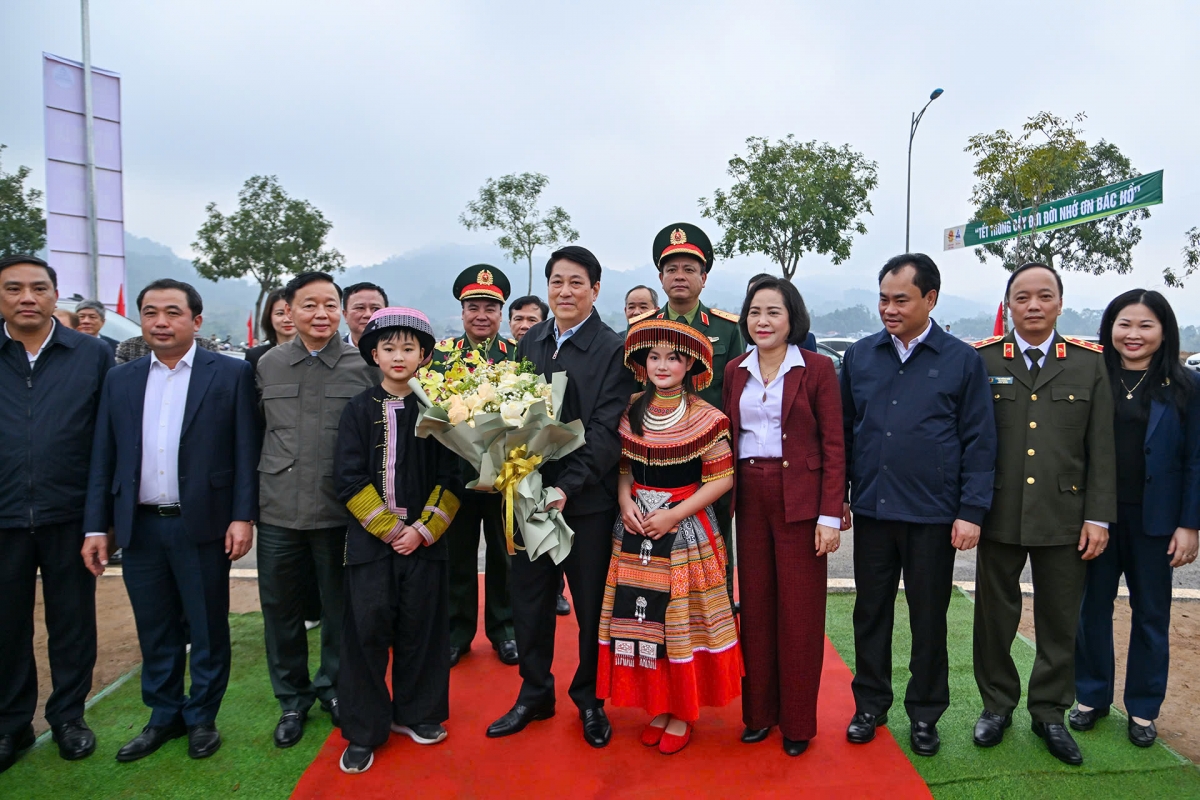 Các cháu thiếu nhi tỉnh Lào Cai tặng hoa Chủ tịch nước về dự lễ phát động Tết trồng cây năm 2026