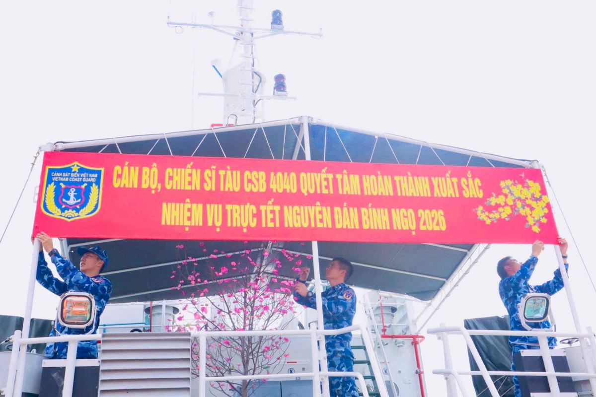 Cán bộ, chiến sĩ tàu CSB 4040 trang trí khẩu hiệu chào mừng xuân mới