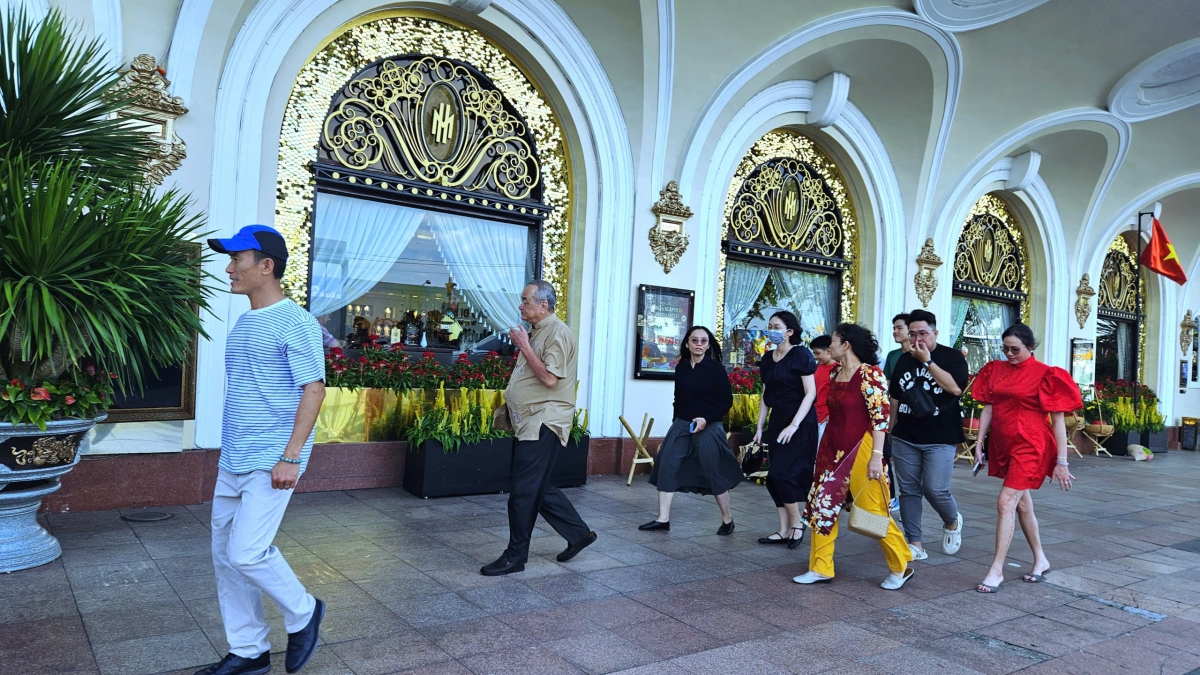 Người dân, du khách tản bộ du xuân ở góc giao lộ Đồng khởi - Tôn Đức Thắng (Ảnh Nguyễn Quang)