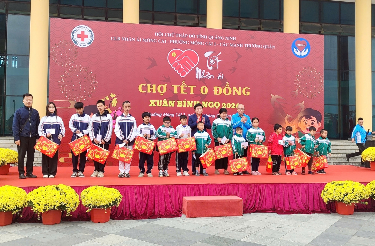 Ban Tổ chức đã trao quà cho hơn 200 hộ gia đình, cá nhân, các em học sinh có hoàn cảnh khó khăn trên địa bàn Móng Cái