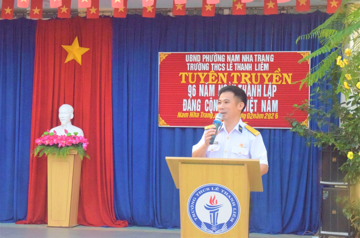 Báo cáo viên Học viện Hải quân thông tin tuyên truyền cho giáo viên, học sinh