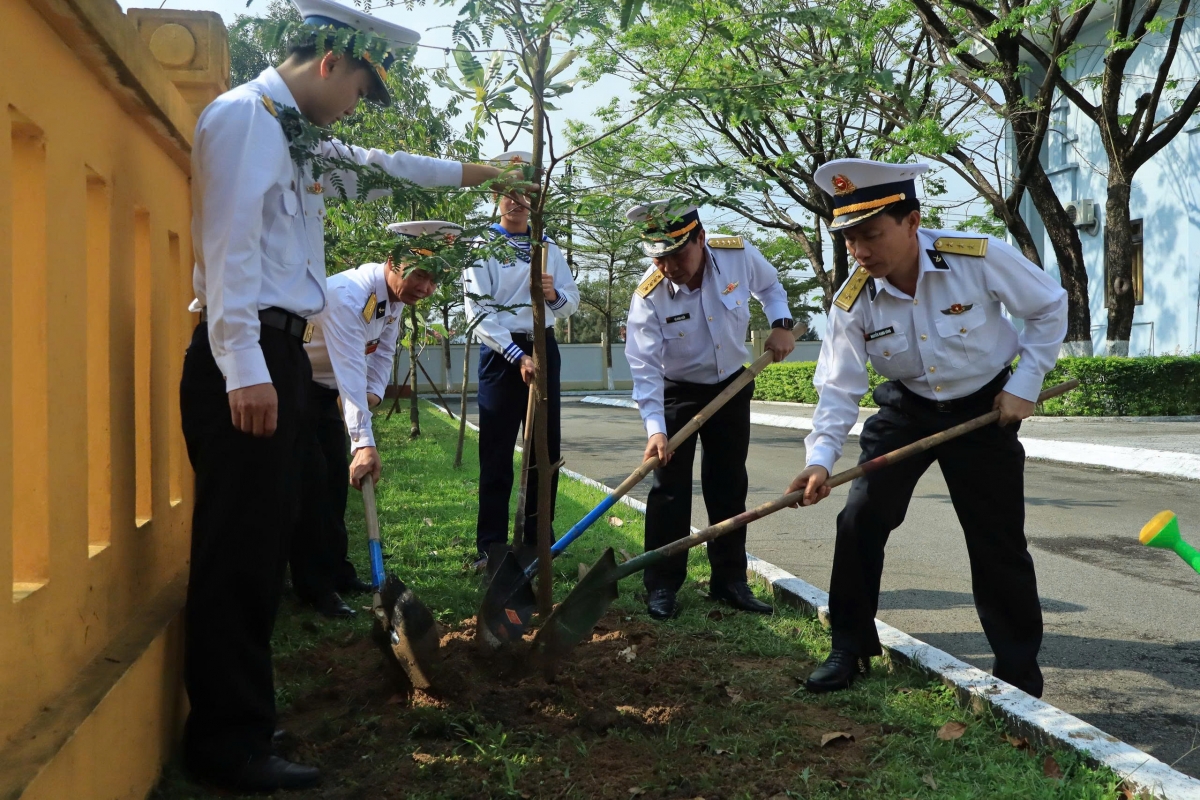 Đại tá Vũ Đình Hiển, Phó Tư lệnh, Tham mưu trưởng Vùng cùng cán bộ, chiến sĩ trồng, chăm sóc cây tại Cơ quan Bộ Tư lệnh Vùng 3 Hải quân