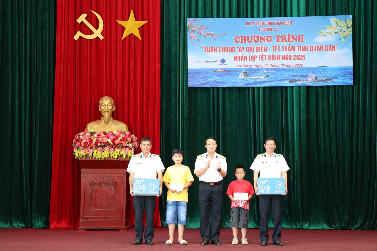 Đồng chí Chính ủy Lữ đoàn 127 tặng quà cho các cháu học sinh giỏi