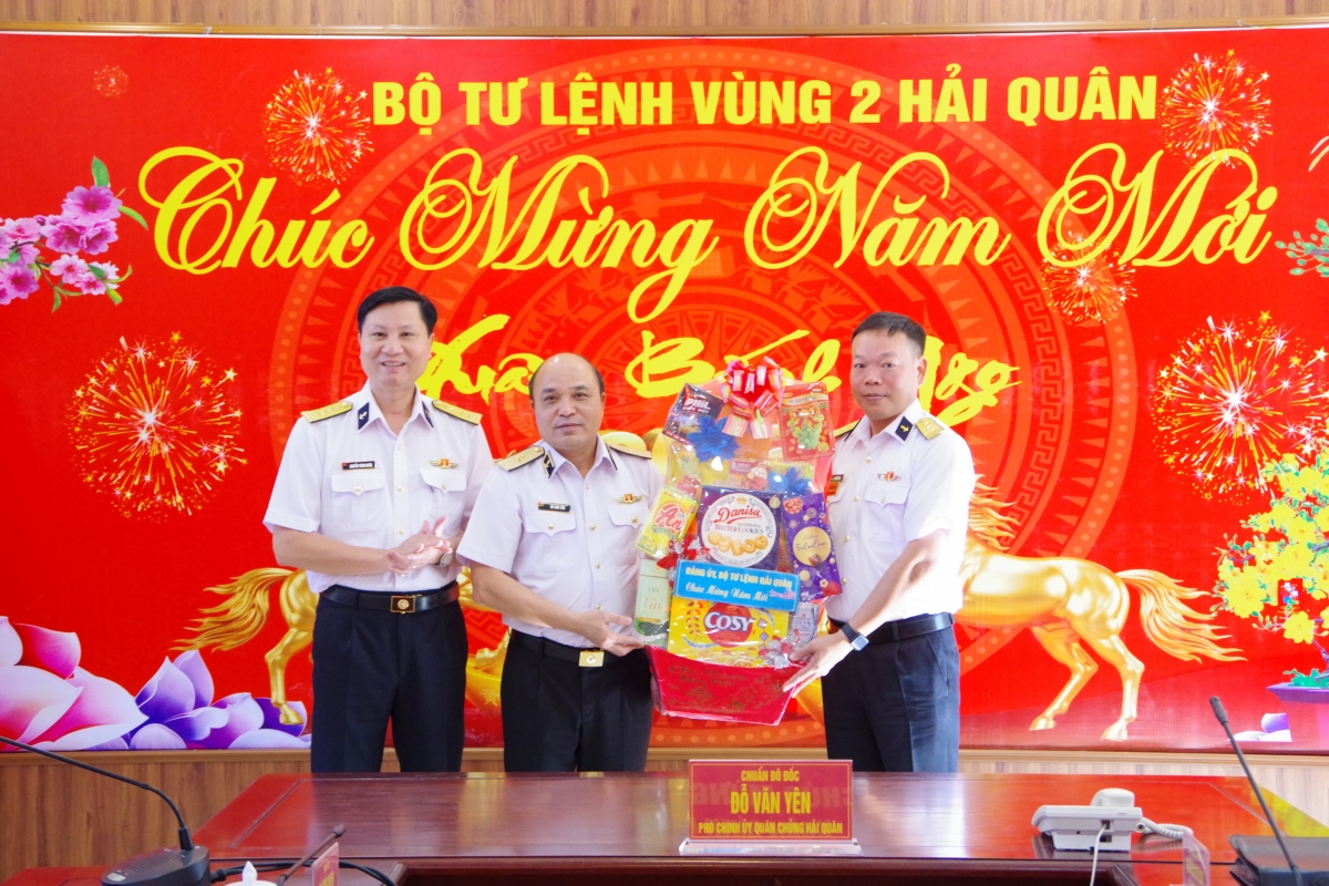 Chuẩn Đô đốc Đỗ Văn Yên chúc Tết Lữ đoàn 167