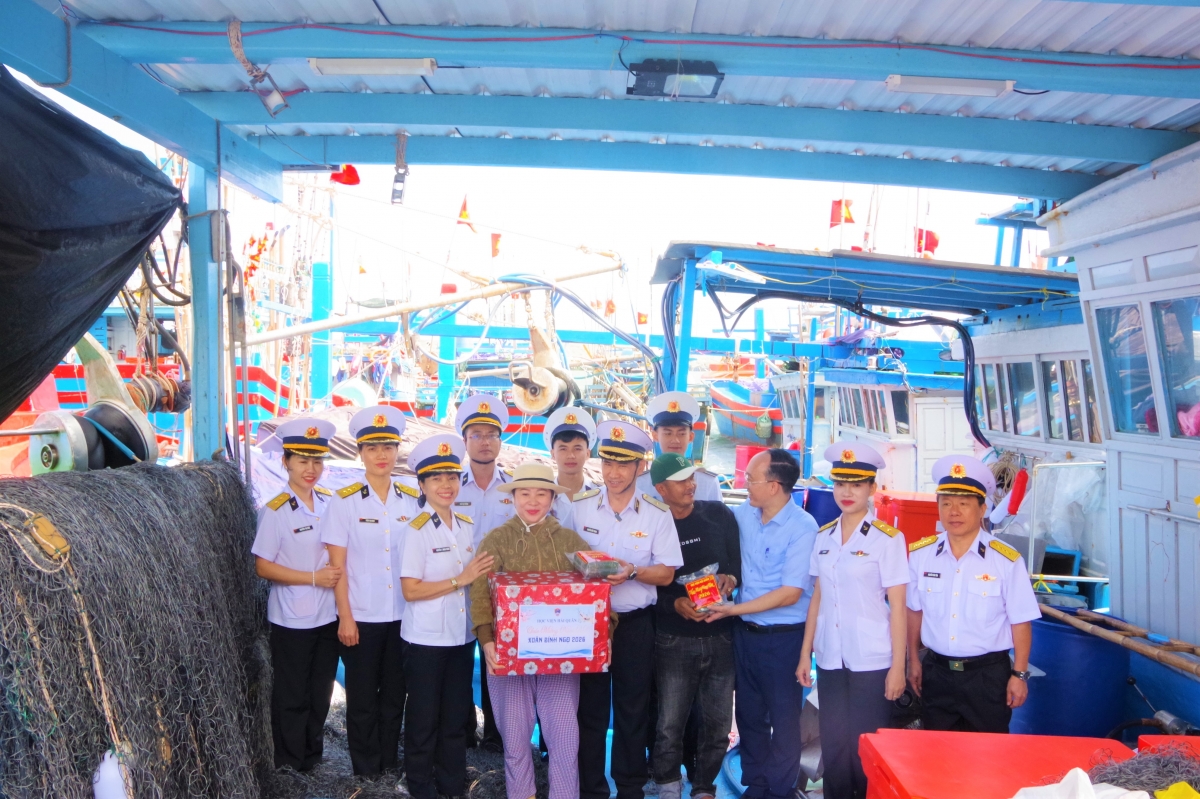 Niềm vui của ngư dân khi đươc lãnh đạo Học viện Hải quân thăm hỏi, tặng quà Tết