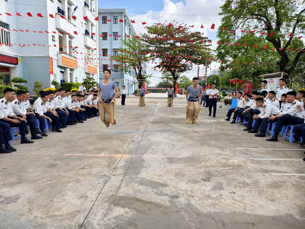 Trò chơi nhảy bao bố, tạo không khí sôi nổi vui tươi, đoàn kết tại Tiểu đoàn 3