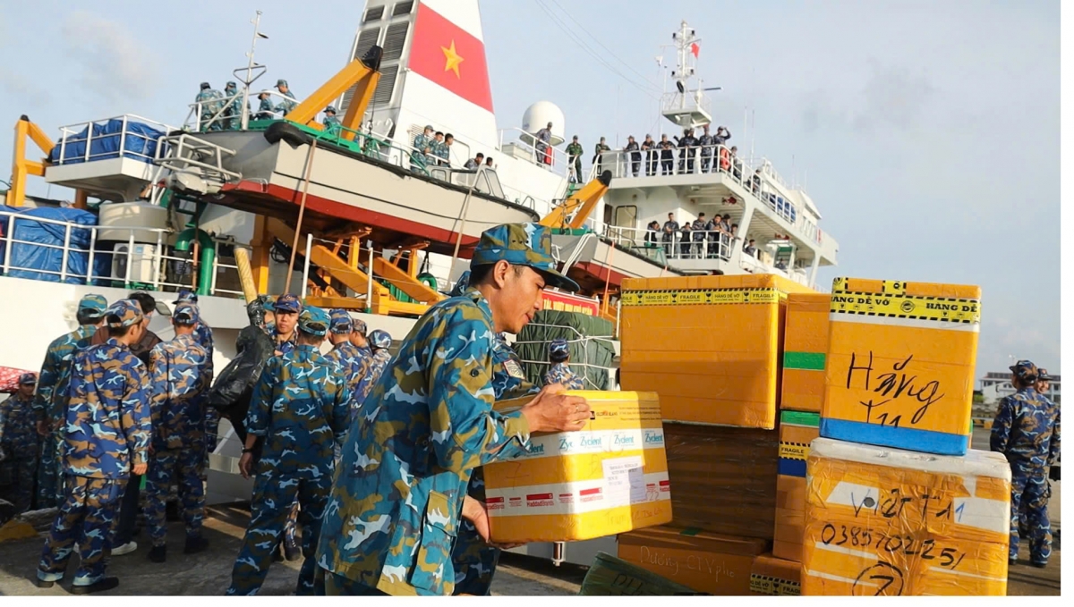 Vận chuyển nhu yếu phẩm lên tàu mang ra đảo