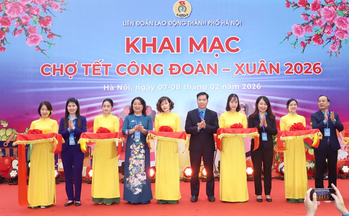 Cắt băng khai mạc Chợ Tết Công đoàn. Ảnh: Mạnh Quân